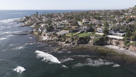 Luftaufnahme-Von-Häusern-In-Einem-Viertel-An-Einer-Klippe-In-San-Diego,-Kalifornien-An-Einem-Sonnigen-Tag