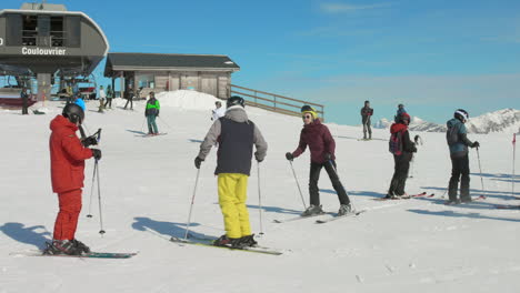 Touristen,-Die-Tagsüber-Ski-Fahren-Und-Spaß-Im-Skigebiet-In-Flaine,-Französische-Alpen,-Frankreich-Haben