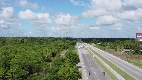 Drohnenschuss-über-Einer-Langen-Straße-Der-Dominikanischen-Republik-An-Einem-Sonnigen-Sommertag-Mit-Einigen-Autos