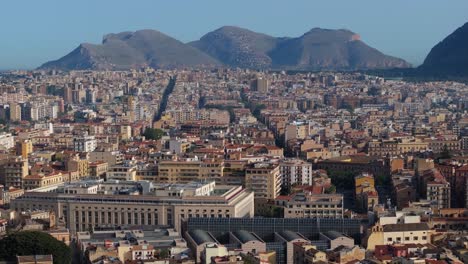 Malerische-Aussicht-über-Die-Innenstadt-Von-Palermo,-Sizilien-Mit-Berglandschaft-Im-Hintergrund