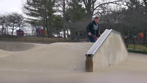 El-Hombre-Hace-Un-Tobogán-En-El-Skatepark.