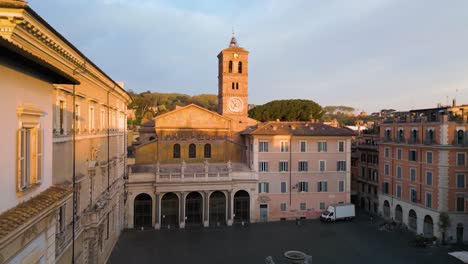 Drohne-Steigt-Auf-Und-Enthüllt-Die-Basilika-Unserer-Lieben-Frau-In-Trastevere-Auf-Der-Hauptpiazza