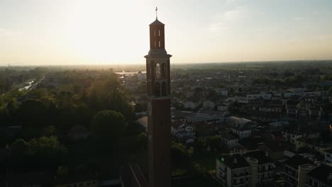 Torre-De-La-Iglesia-Católica-De-San-Nicolás-Y-Mira-Comune-Al-Atardecer-En-Véneto,-Italia