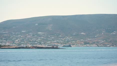 Ein-Schiff,-Das-Die-Insel-Paros-Erreicht