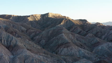 Die-Berühmten-Und-Wunderschönen-Badlands-Bei-Einem-Atemberaubenden-Sonnenuntergang,-Der-Ihre-Einzigartigen-Formationen-Und-Leuchtenden-Farben-Hervorhebt