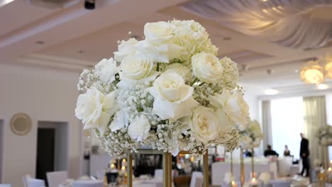 Decoración-De-La-Recepción-De-Boda,-Rosas-Blancas-En-Un-Jarrón-Alto