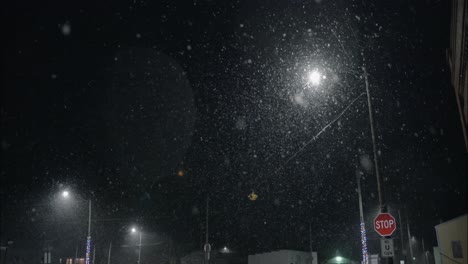 Winter-Schneefall-In-Der-Nacht-Schneit-Auf-Der-Stadtstraße-In-Der-Straßenlaterne