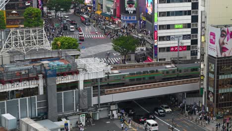 Hermosa-Vista-Panorámica-Del-Tren-Que-Circula-Por-Las-Vías-De-La-Ciudad-De-Tokio.