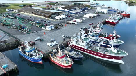 Vista-Por-Drones-De-Un-Puerto-Pesquero-En-Funcionamiento-Con-Barcos-Atracados-En-El-Puerto-De-Castletownbere,-West-Cork,-Irlanda,-Temprano-En-La-Mañana-En-Verano