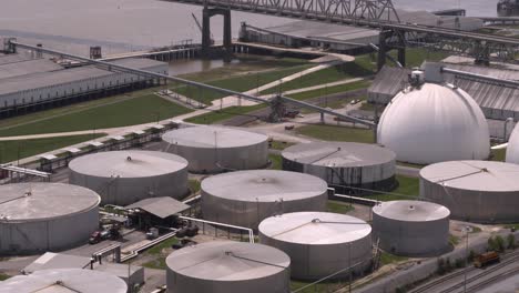 Vista-De-Drones-De-Plantas-De-Refinería-En-Baton-Rouge,-Luisiana-Junto-Al-Río-Mississippi.