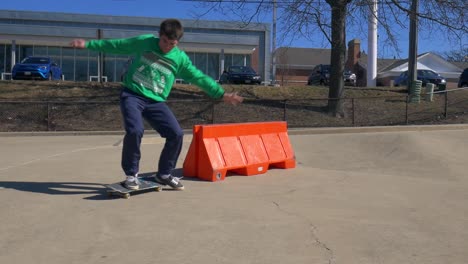 Skater-Macht-Einen-Skateboard-Trick-Auf-Einer-Orangefarbenen-Barriere