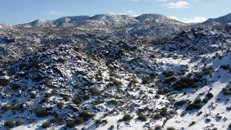 Paisaje-Invernal-De-Colinas-De-Granito-En-El-Parque-Nacional-Joshua-Tree-Cubierto-De-Nieve
