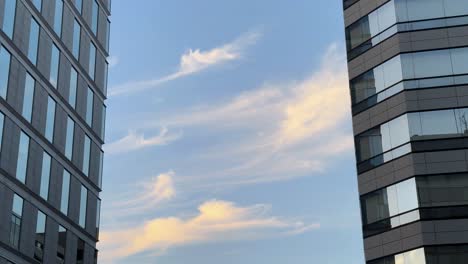 Cielo-Crepuscular-Enmarcado-Por-Modernos-Edificios-De-Oficinas,-Que-Muestra-Un-Sereno-Paisaje-Urbano-Con-Tenues-Nubes