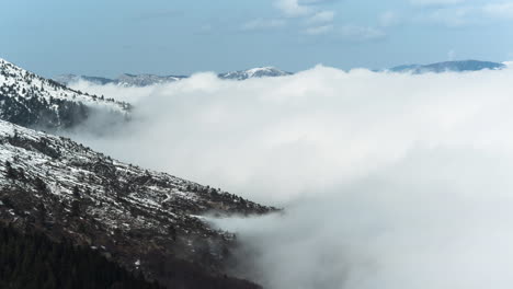 Nubes-De-Lapso-De-Tiempo-Moviéndose-Flotando-Sobre-El-Día-De-La-Montaña-Cubierta-De-Nieve-Haciendo-Zoom-En-Kaimaktsalan-Grecia-Voras