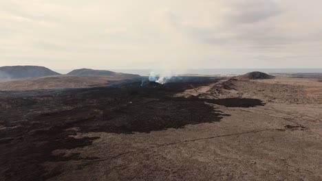 Rauchende-Vulkan-Caldera-In-öder-Vulkanlandschaft-In-Island