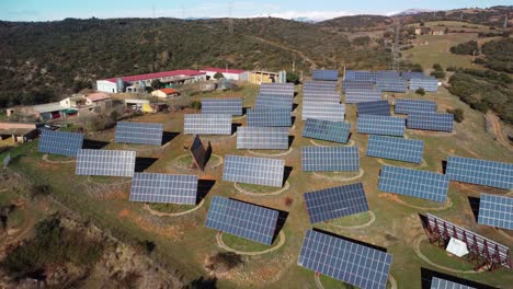 Ein-Großer-Solarkraftwerkskomplex-In-Lleida,-Katalonien,-Mit-Reihen-Von-Solarmodulen,-Luftaufnahme