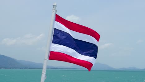 Bandera-Tailandesa-Ondeando-En-El-Viento-Desde-La-Parte-Trasera-Del-Barco-En-Mar-Abierto