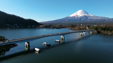 Fahrzeuge-Fahren-über-Die-Brücke-über-Den-Kawaguchi-see-Mit-Mt