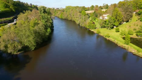 Der-Fluss-Vienne-Durchquert-Die-Landschaft-Von-Limoges,-Nouvelle-Aquitaine-In-Frankreich