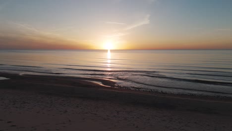 Luftaufnahme-Der-Ostsee-Bei-Sonnenuntergang,-Jurkalne,-Lettland