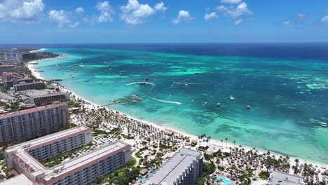 Hoteles-De-Gran-Altura-En-Palm-Beach-En-Oranjestad,-Aruba