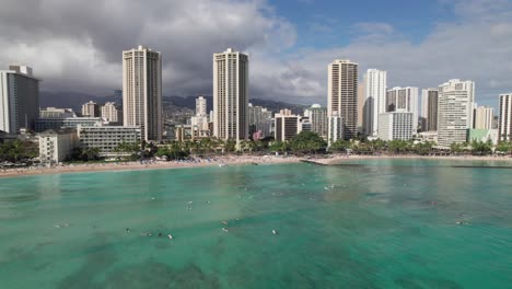 Schwimmer-Und-Surfer-Am-Wunderschönen-Strand-Von-Waikiki,-Honolulu,-Hawaii