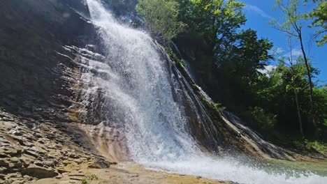 Erleben-Sie-Die-Ruhige-Schönheit-Eines-Wasserfalls,-Aufgenommen-Mit-Einer-Stationären-Kamera