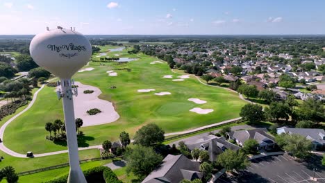Luftaufnahme-über-Einem-Golfplatz-In-Der-Seniorenresidenz-Villages-In-Florida