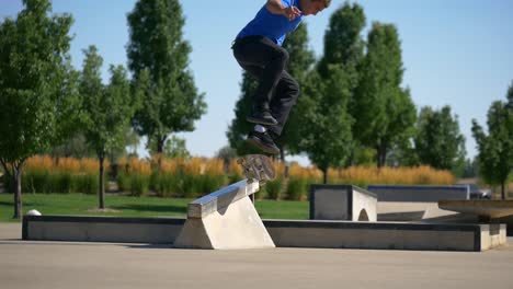 Kickflip-Hacia-Atrás-Smith-Sobre-Un-Riel-Hacia-Abajo-En-Una-Patineta