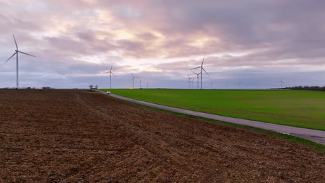 Planen-Sie-Eine-Drohnen-Straßenüberquerung-Und-Einen-Windpark-In-Frankreich,-Stürmisches-Wetter-Am-Späten-Nachmittag-In-Frankreich