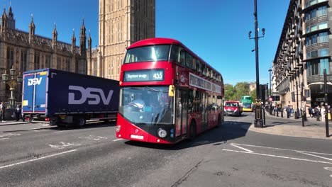 Doppeldeckerbusse-Durchqueren-Die-Bridge-Street-Und-Passieren-Die-Houses-Of-Parliament-In-Westminster,-London,-Und-Veranschaulichen-Das-Konzept-Des-Ikonischen-Städtischen-Transports-Und-Der-Stadterkundung