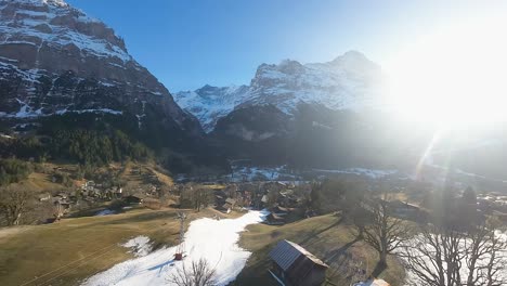 Strahlendes-Sonnenlicht-Scheint-über-Den-Entfernten-Gipfeln-Der-Alpen-Auf-Das-Dorf-Grindelwald