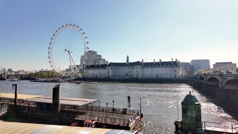 Mañana-Soleada-En-El-Muelle-De-Westminster-Embankment-Con-Vistas-Al-London-Eye,-Al-County-Hall-Y-Al-Río-Támesis