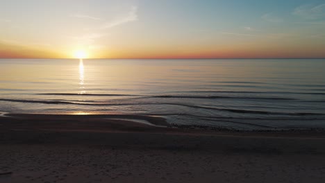 Vista-Aérea-Del-Mar-Báltico-Al-Atardecer,-Jurkalne,-Letonia