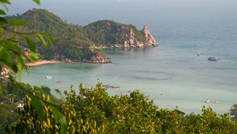 Hermosa-Vista-Panorámica-Del-Atardecer-Sobre-La-Isla-Tropical-Y-El-Océano