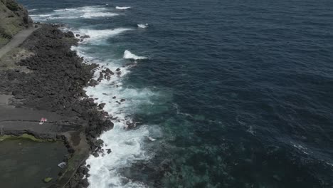 Vulkanische-Schwarze-Küste-Und-Blaues-Meer,-Sao-Miguel,-Azoreninseln