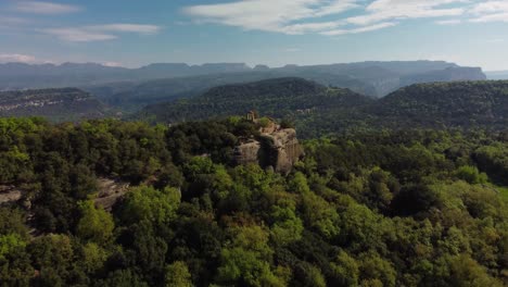 Salvassola-Vic,-Barcelona-Mostrando-La-Arquitectura-Histórica-En-Medio-De-Una-Exuberante-Vegetación,-Vista-Aérea