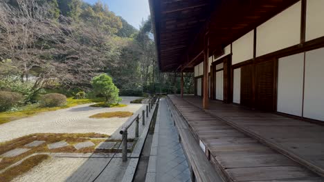 Wooden-porch-next-to-the-garden-at-the-Tenjuan-Buddhist-Temple,-Kyoto