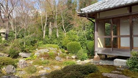 Garden-and-windows-of-the-Genkō-an-Buddhist-Temple-in-Kyoto,-Japan