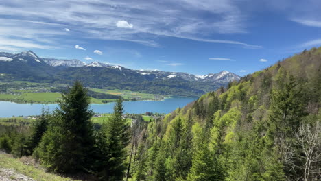 Vista-épica-Sobre-El-Lago-Wolfgangsee-En-Los-Alpes-Austriacos-En-Un-Soleado-Paisaje-Natural