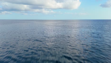 Luftbild-Dolly-Auf-Tiefblauem-Tropischen-Meerwasser-Der-Karibik-Mit-Weißen-Wolken-Am-Himmel