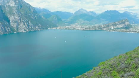 Cautivante-Toma-Aérea-De-Drones-Del-Lago-De-Garda