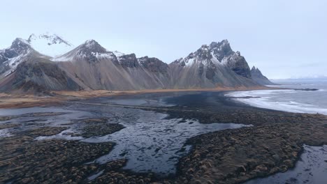 Schwarzer-Sandstrand-Bei-Ebbe-Unterhalb-Des-Vestrahorn-Bergs-In-Island