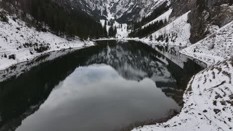 Frozen-water-lake--in-Tahlalpsee-Filzbach--Nord