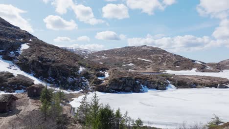 Mountains-And-Frozen-Lake-During-Sunny-Day-In-Palvatnet,-Tjern,-Osen-Norway