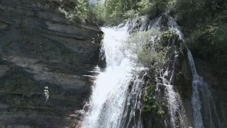 Vuela-Sobre-Una-Encantadora-Cascada-En-Italia-Con-Estas-Impresionantes-Imágenes-Tomadas-Con-Un-Dron