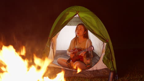 Talentierter,-Erfahrener-Künstler,-Der-Beim-Camping-Im-Freien-Vor-Dem-Lagerfeuer-Gitarre-Spielt