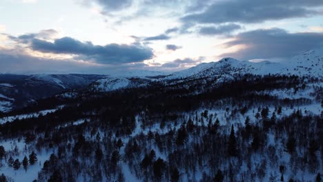 Empuje-Aéreo-Mirando-Hacia-El-Parque-Nacional-De-Rondane,-Noruega