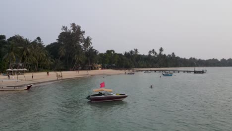 Luftaufnahme-Eines-Vor-Dem-Strand-Von-Ao-Suan-Yai-Auf-Der-Insel-Koh-Mak-Vertäuten-Bootes
