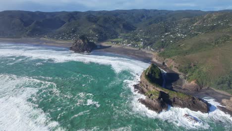 Piha-Beach-With-Lion-Rock-And-Caramel-Rock-In-Waitakere-Ranges-Regional-Park,-Auckland-Region,-North-Island,-New-Zealand